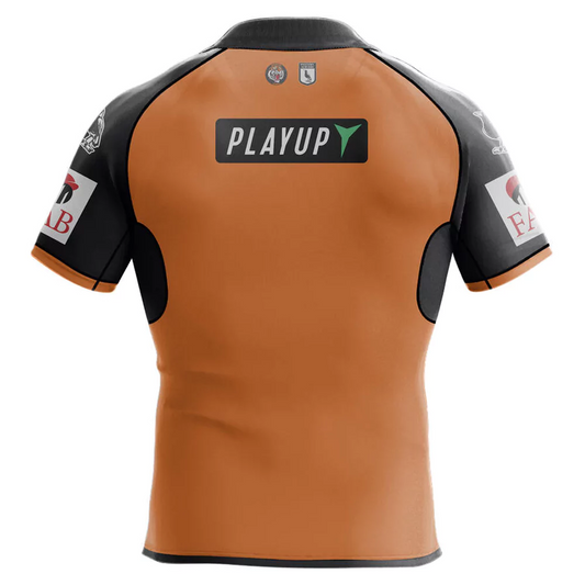 Camiseta Rugby Wests Tigers alternativa 2024 vista sobre fondo blanco