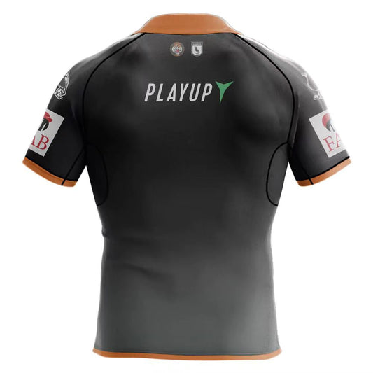 Camiseta Rugby Wests Tigers local 2024 vista sobre fondo blanco
