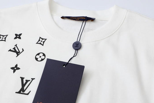 Remera Louis Vuitton Nº10 - TL STORE ⚡️ vista sobre fondo blanco