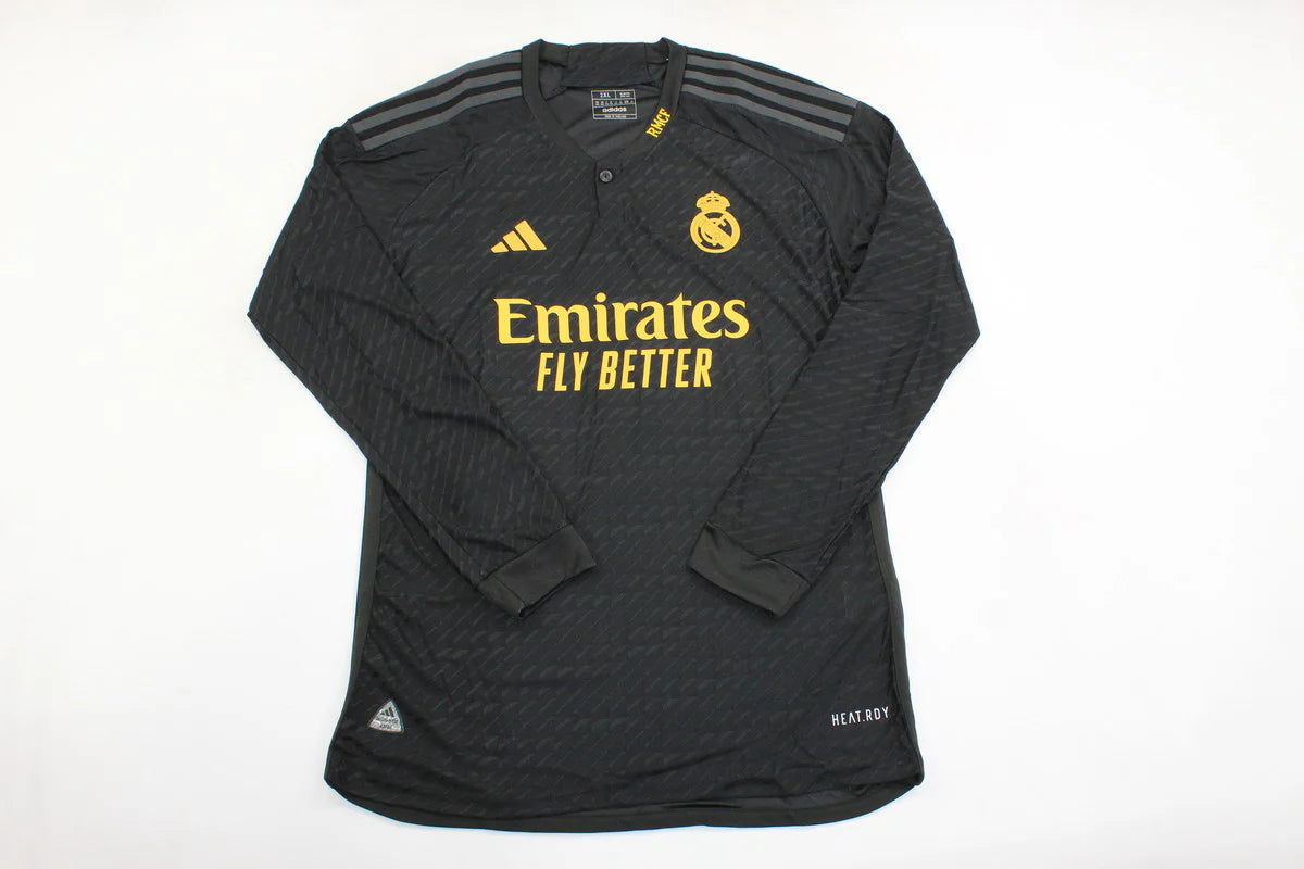Camiseta Real Madrid tercera manga larga 2023/2024 vista sobre fondo blanco