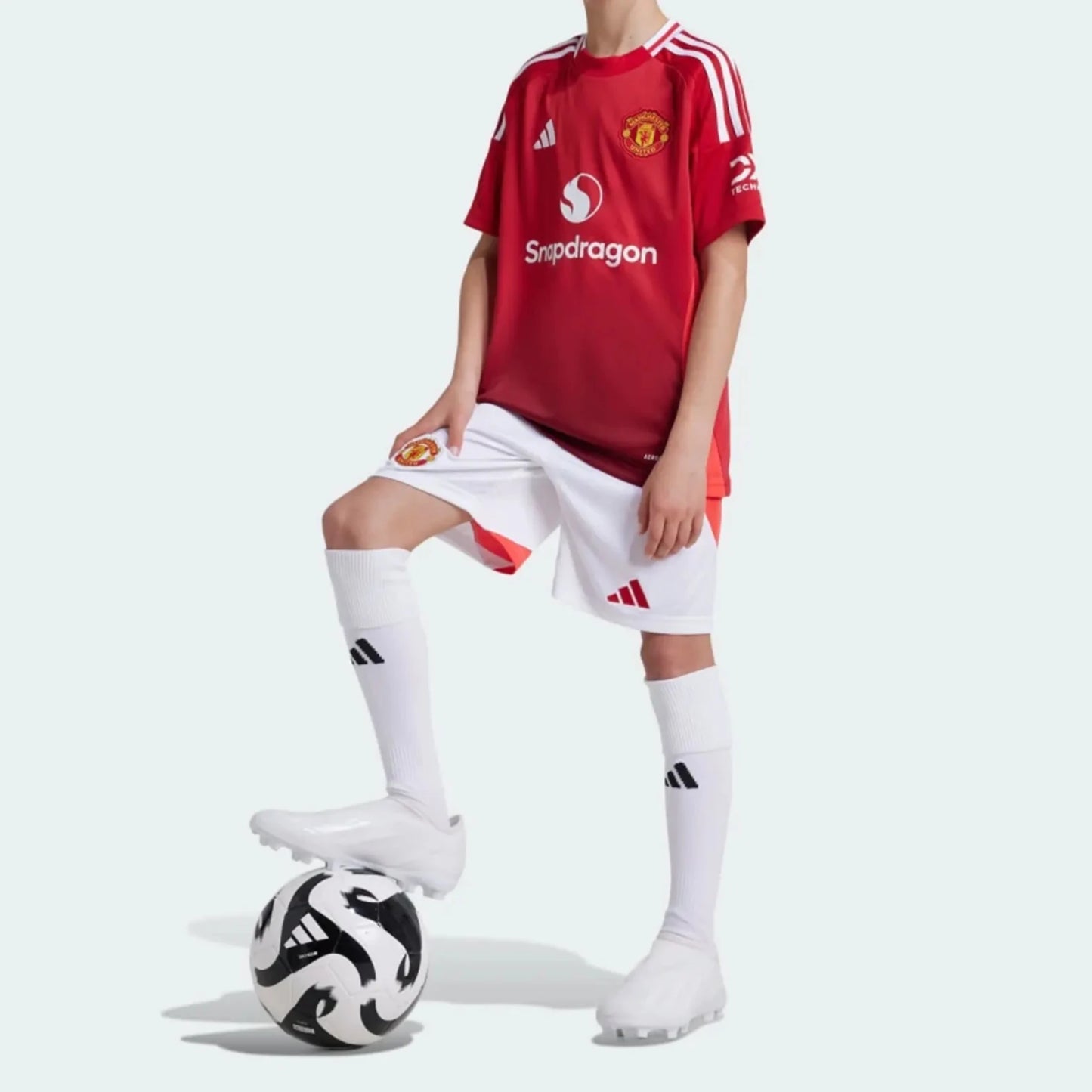 Camiseta + short Manchester United local 2024/2025 - NIÑOS vista sobre fondo blanco