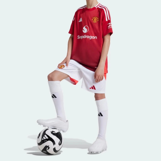 Camiseta + short Manchester United local 2024/2025 - NIÑOS vista sobre fondo blanco