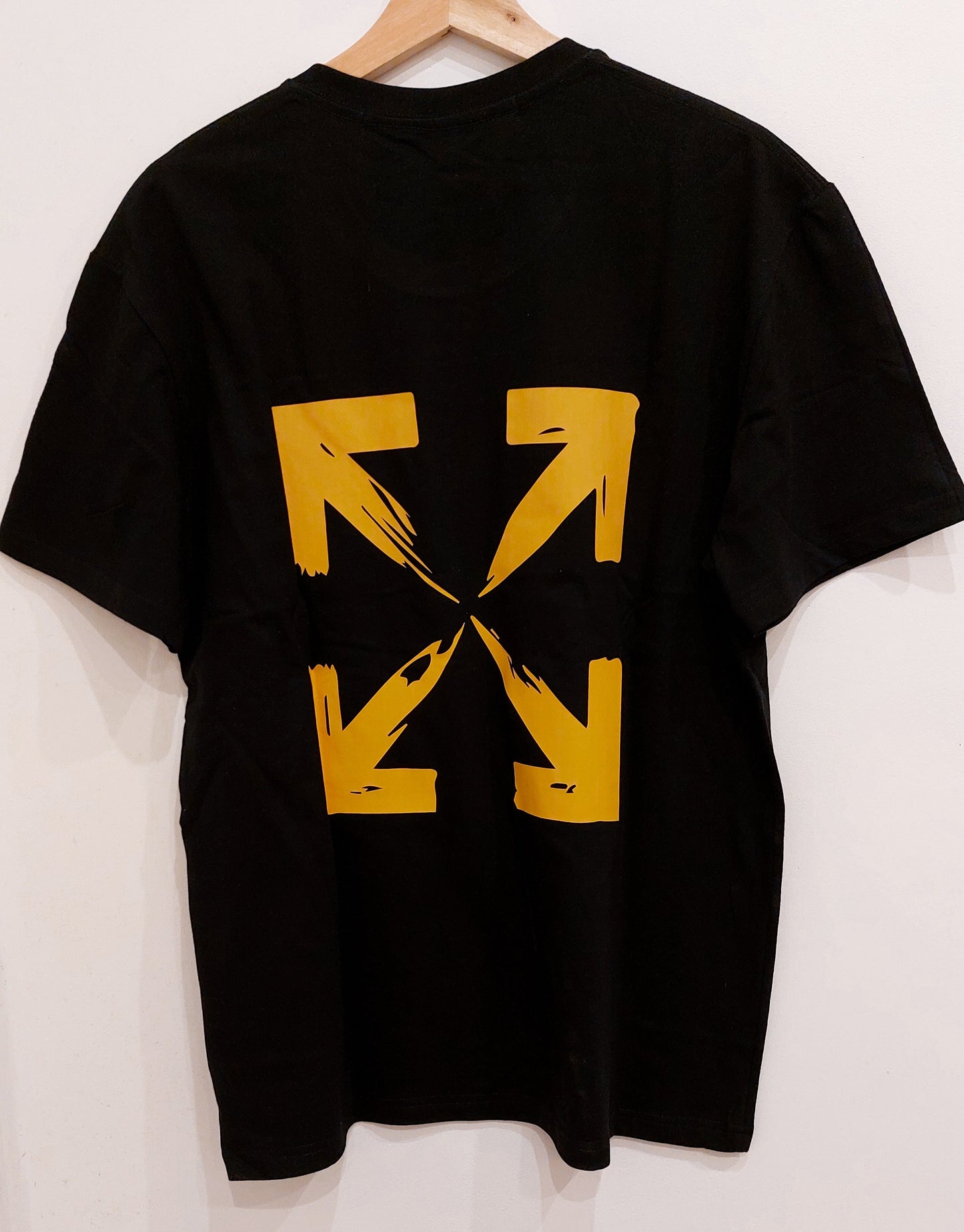 Remera Off White - TL STORE ⚡️ vista sobre fondo blanco
