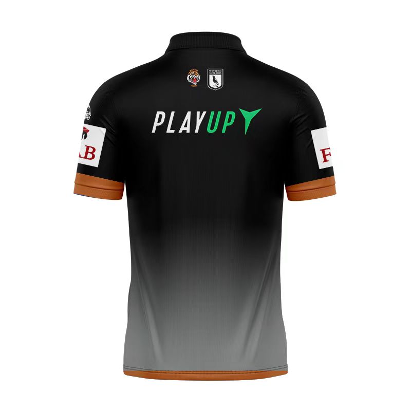 Camiseta Rugby Wests Tigers 2024 - Polo vista sobre fondo blanco