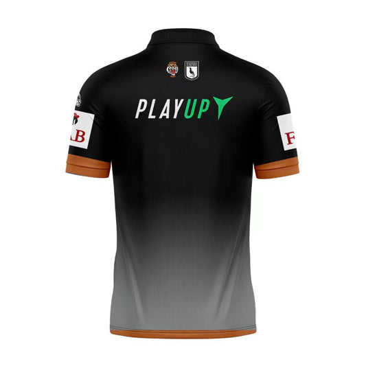 Camiseta Rugby Wests Tigers 2024 - Polo vista sobre fondo blanco