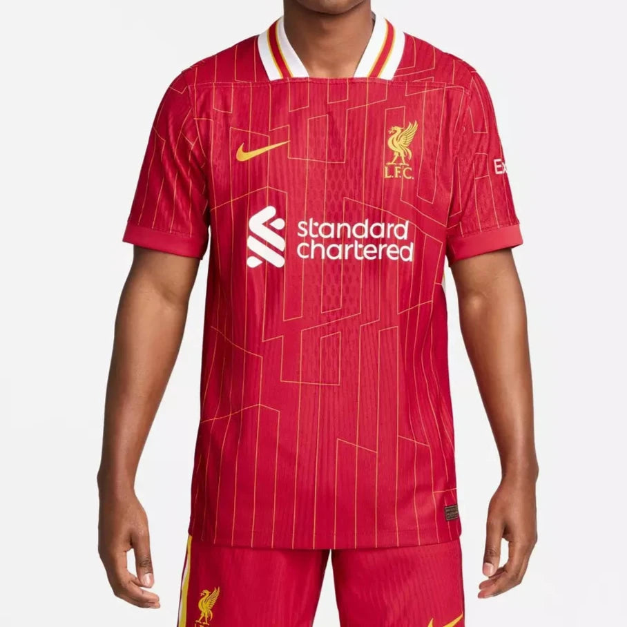 Camiseta Liverpool local 2024/2025 vista sobre fondo blanco