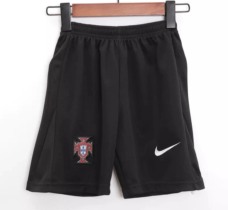 Camiseta + short Portugal alternativa 2024 - NIÑOS vista sobre fondo blanco