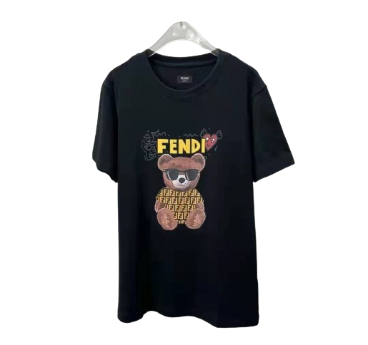 Remera Fendi ⚡ TL STORE vista sobre fondo blanco