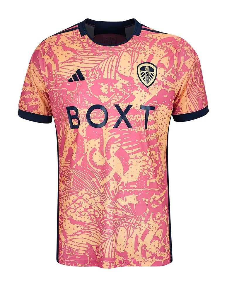 Camiseta Leeds United tercera 2023/2024 vista sobre fondo blanco