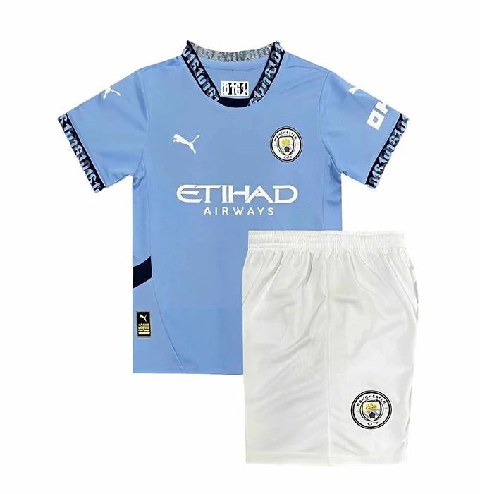 Camiseta + short Manchester City local 2024/2025 - NIÑOS vista sobre fondo blanco