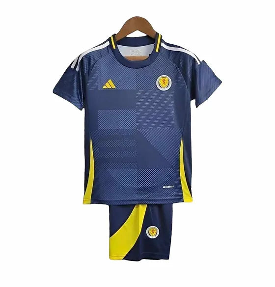 Camiseta + short Escocia 2024/2025 - NIÑOS vista sobre fondo blanco