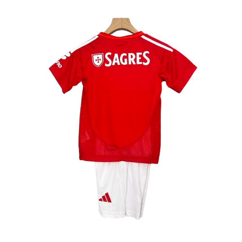 Camiseta + short Benfica local 2024/2025 - NIÑOS vista sobre fondo blanco