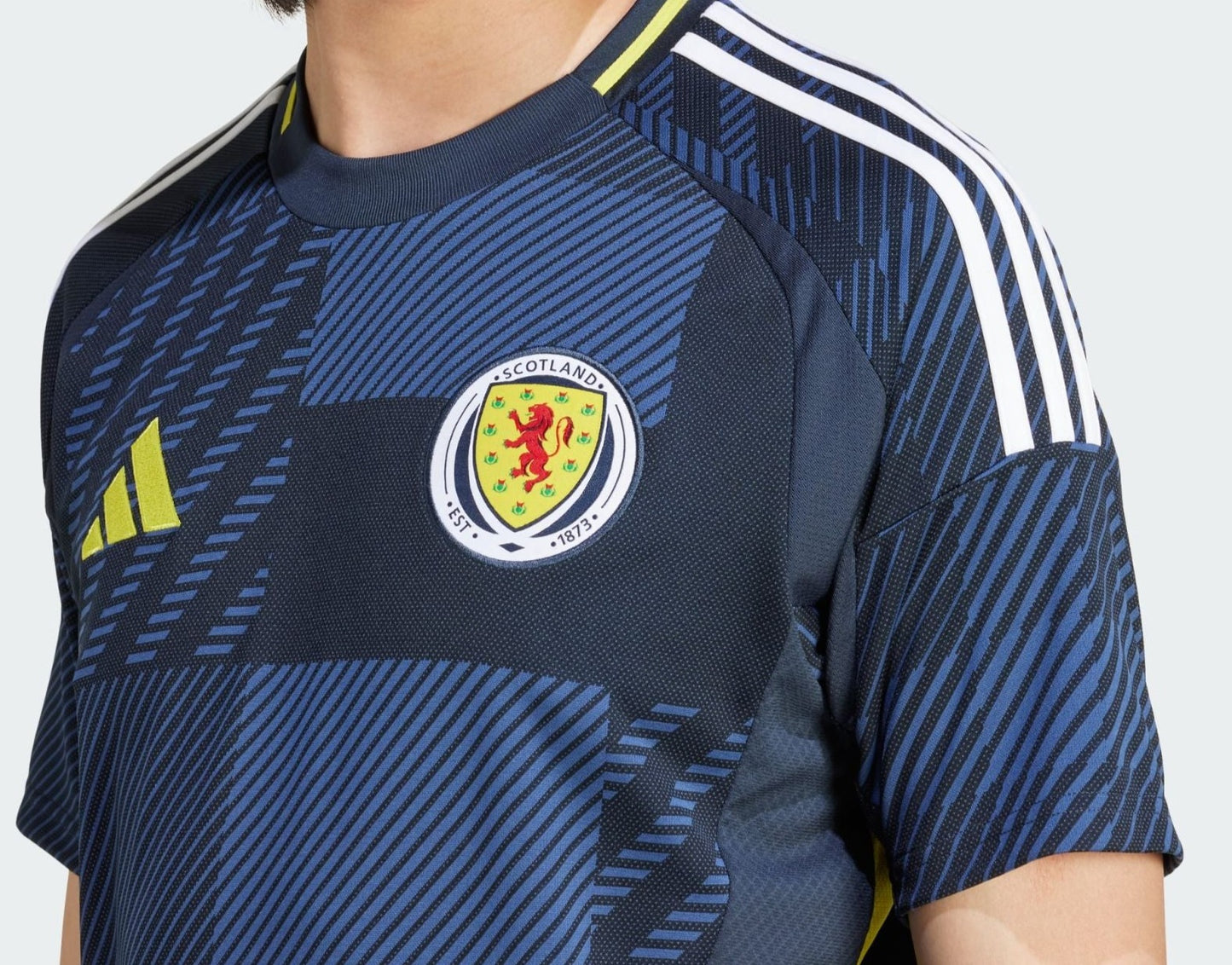 Camiseta Escocia local - Eurocopa 2024 vista sobre fondo blanco
