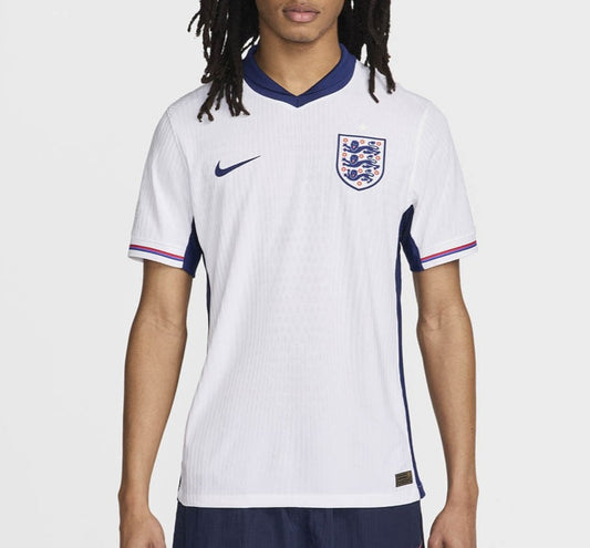 Camiseta Inglaterra local - Eurocopa 2024 vista sobre fondo blanco