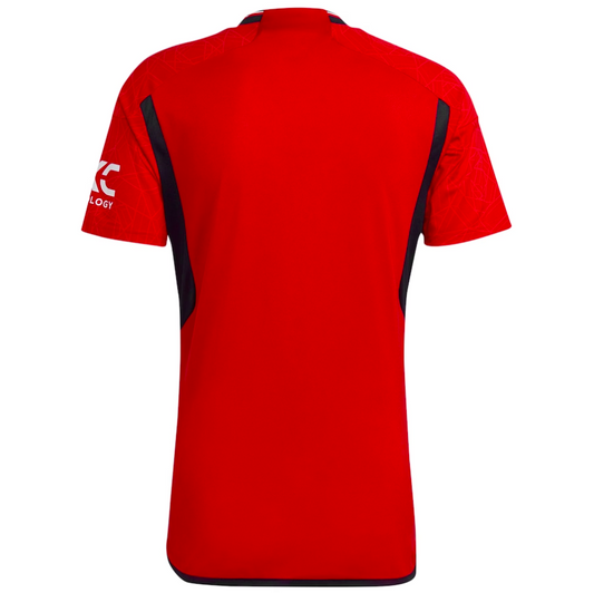 Camiseta Manchester United local 2023/2024 vista sobre fondo blanco