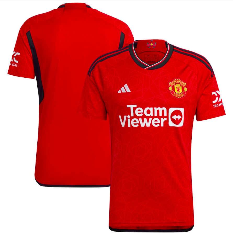 Camiseta Manchester United local 2023/2024 vista sobre fondo blanco