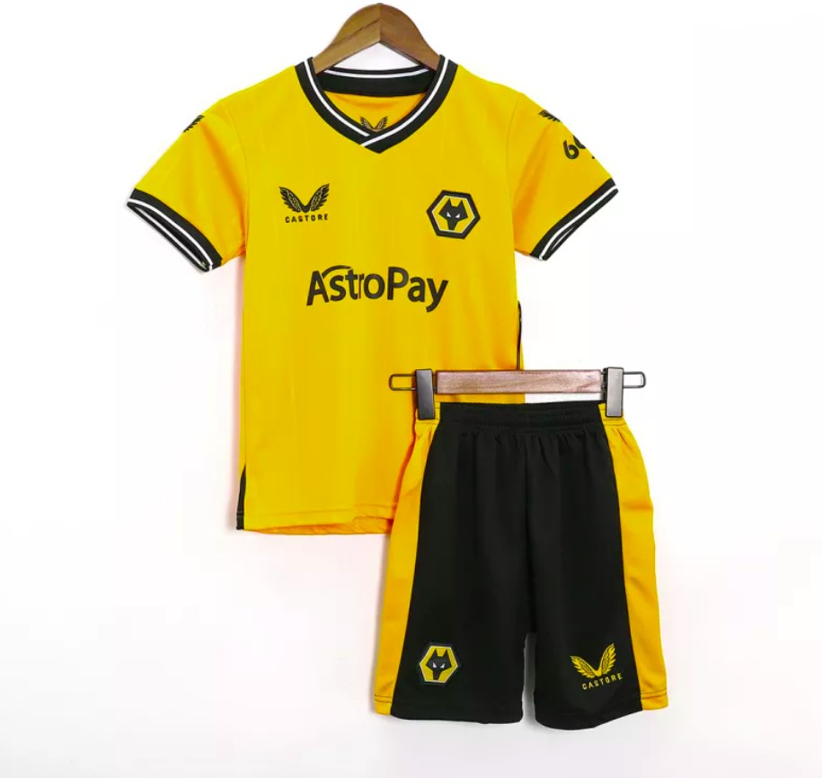 Camiseta + short Wolverhampton local 2023/2024 - Niños vista sobre fondo blanco