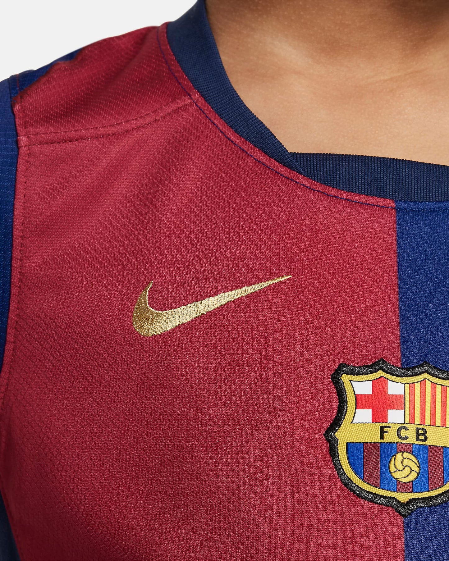 Camiseta + short Barcelona local 2024/2025 - NIÑOS vista sobre fondo blanco