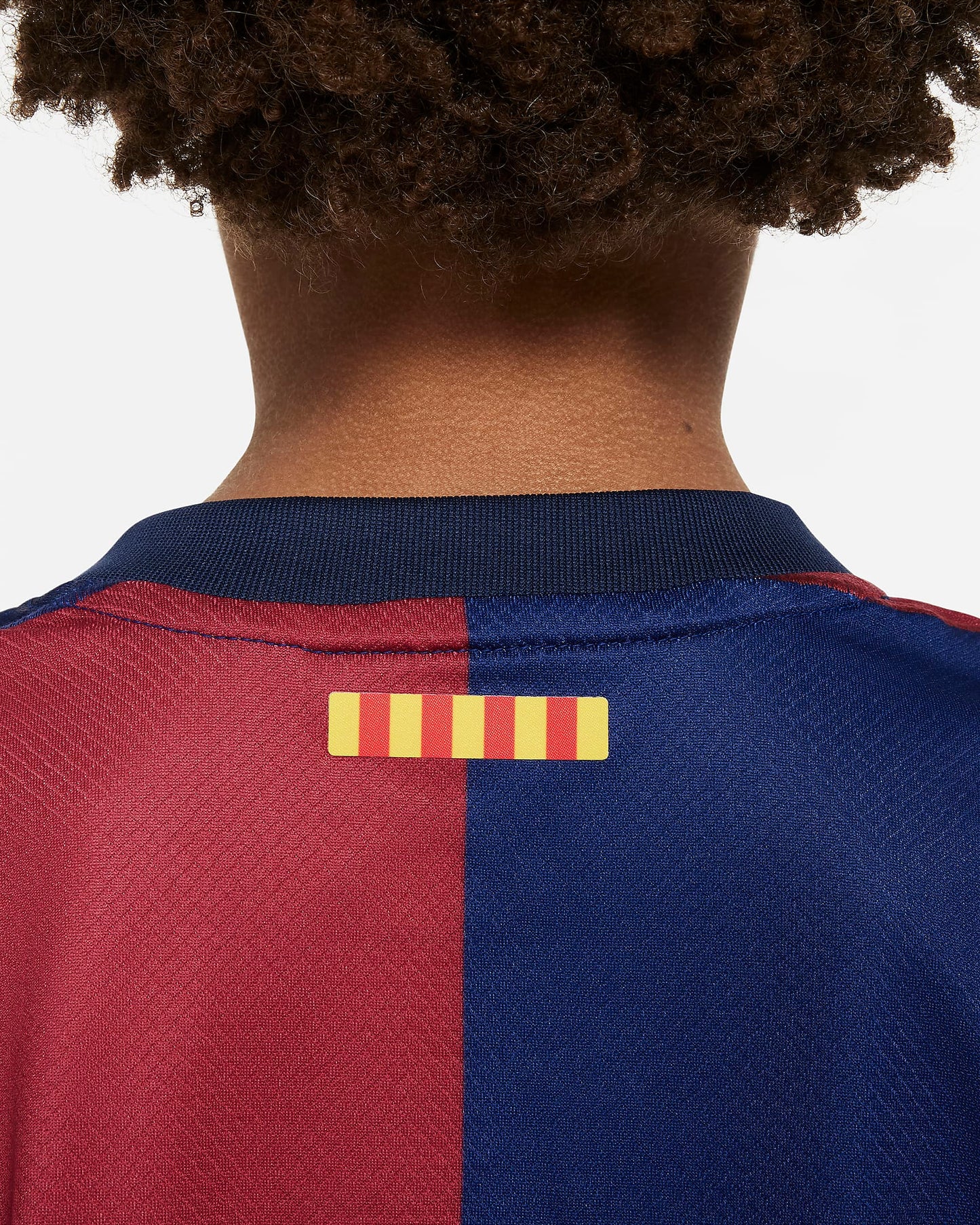 Camiseta + short Barcelona local 2024/2025 - NIÑOS vista sobre fondo blanco
