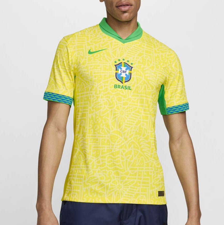 Camiseta Brasil local - Copa América 2024 vista sobre fondo blanco