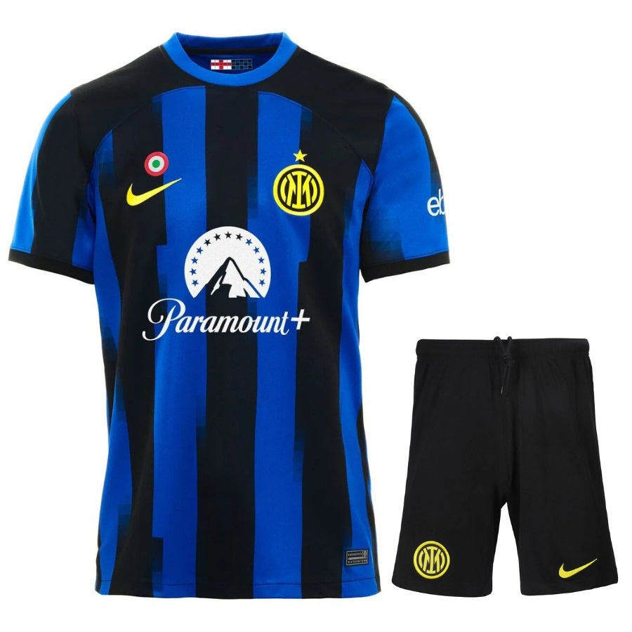 Camiseta + short Inter de Milan local 2023/2024 - NIÑOS vista sobre fondo blanco