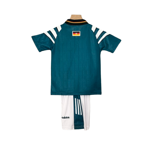 Camiseta + short Alemania Retro 1996 - NIÑOS vista sobre fondo blanco