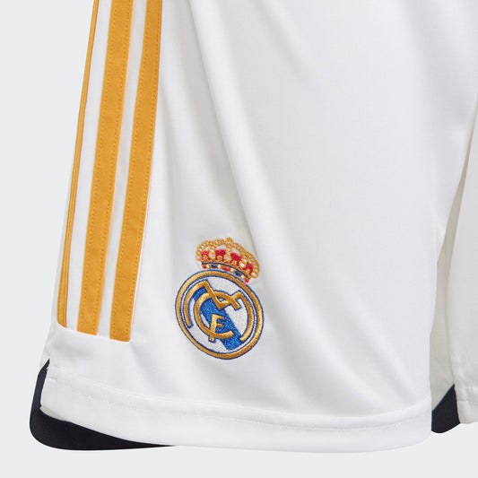 Short Real Madrid local 2023/2024 vista sobre fondo blanco