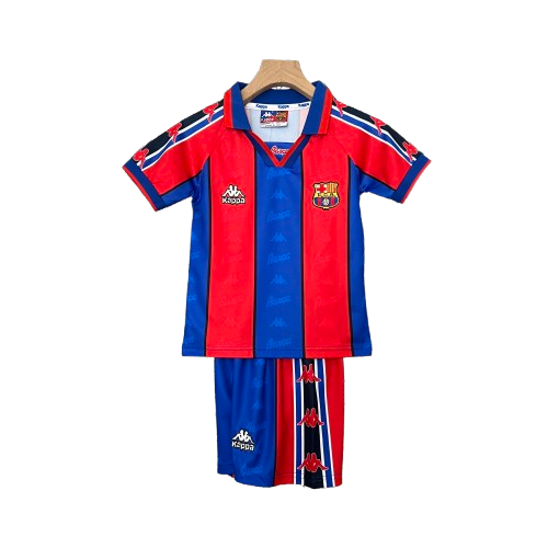 Camiseta + short Barcelona Retro 1995/1997 - NIÑOS vista sobre fondo blanco