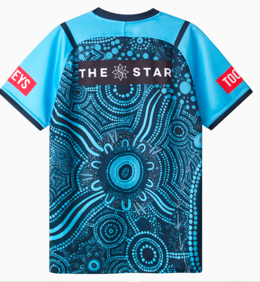Camiseta Rugby NSW Blues - Ed. Indigenous 2024 vista sobre fondo blanco