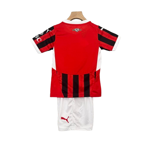 Camiseta + short AC Milan local 2024/2025 - NIÑOS vista sobre fondo blanco
