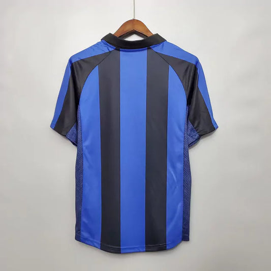 Camiseta Inter de Milan Retro 2001/2002 vista sobre fondo blanco