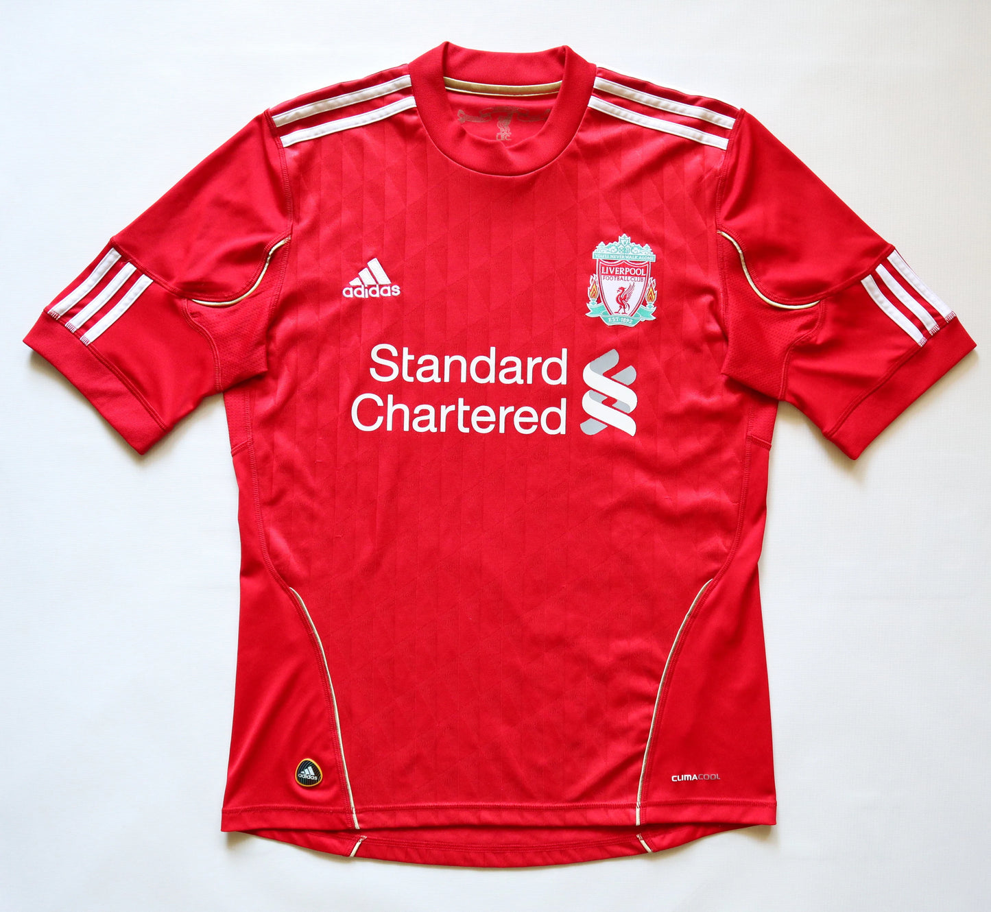 Camiseta Liverpool Retro 2010/2011 vista sobre fondo blanco