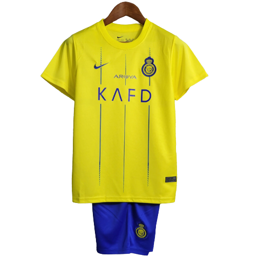 Camiseta + short Al-Nassr local niño 2023/2024 vista sobre fondo blanco