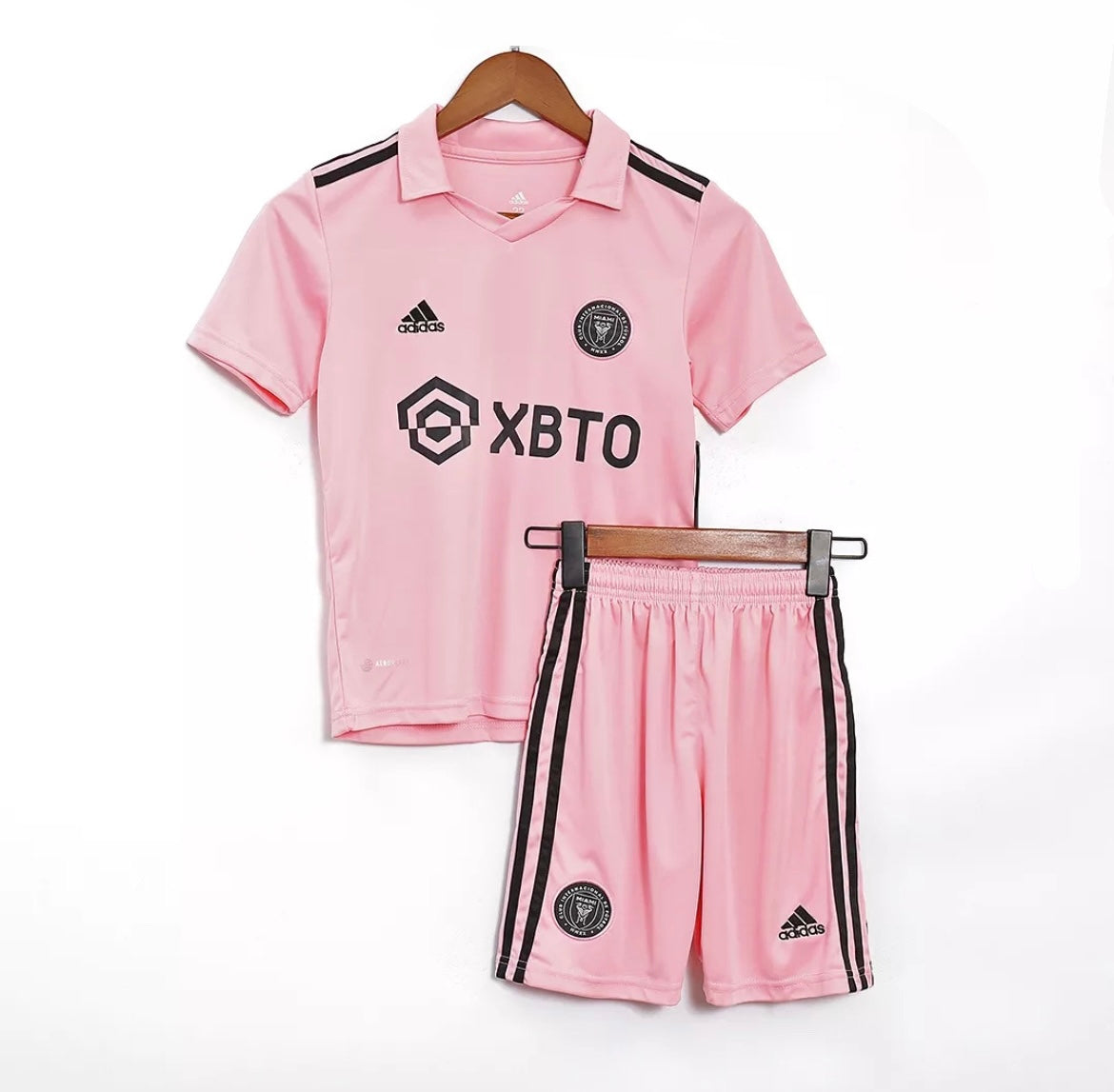 Camiseta + short Inter Miami local niño 2023/2024 vista sobre fondo blanco
