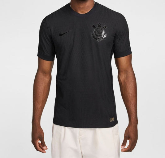 Camiseta Corinthians alternativa 2023/2024 vista sobre fondo blanco