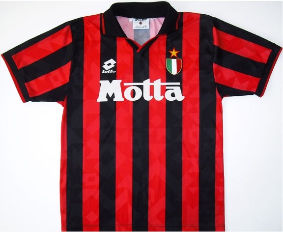 Camiseta AC Milan Retro 1993/1994 vista sobre fondo blanco