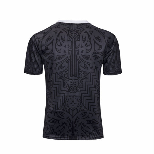 Camiseta Rugby All Blacks Maori - 100 años vista sobre fondo blanco