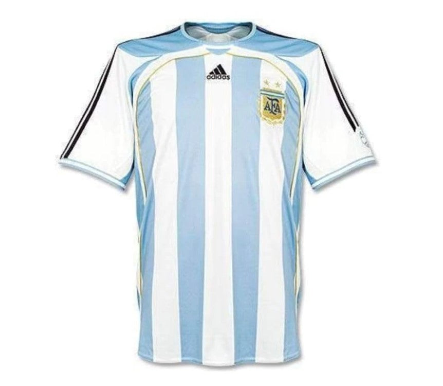 Camiseta Argentina local Retro 2006 vista sobre fondo blanco