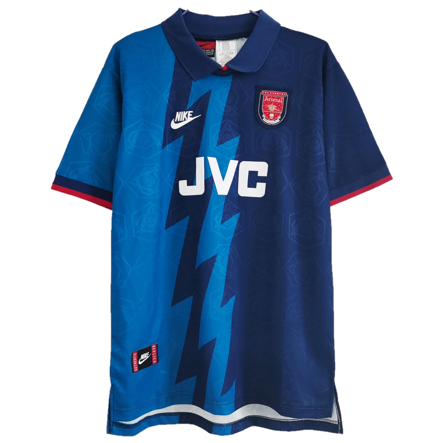 Camiseta Arsenal Retro 1995-1996 vista sobre fondo blanco