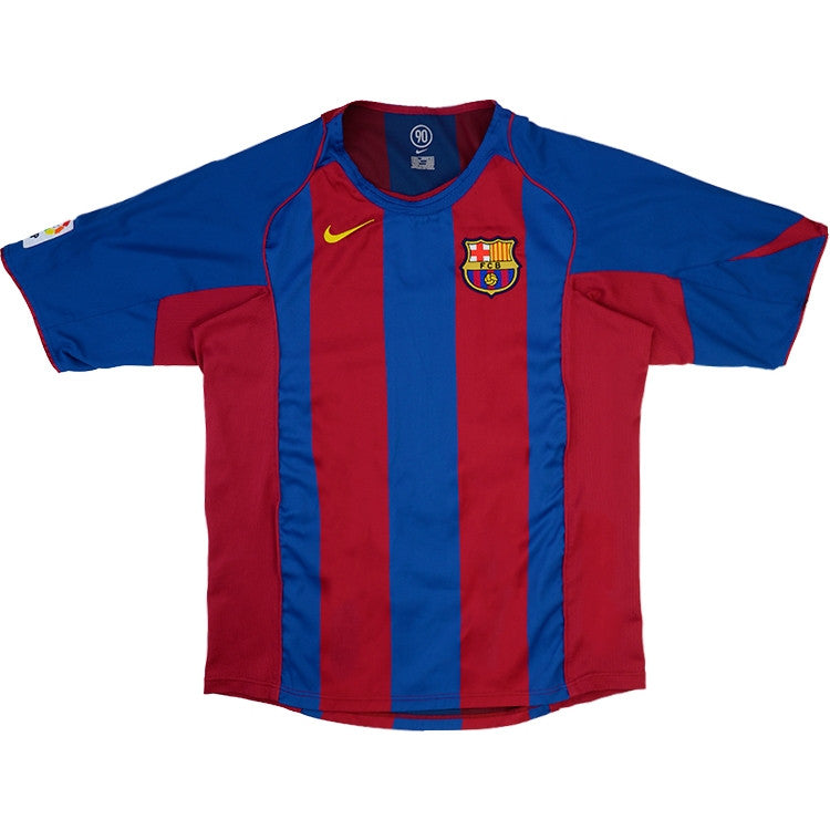 Camiseta Retro Barcelona 2004/2005 vista sobre fondo blanco