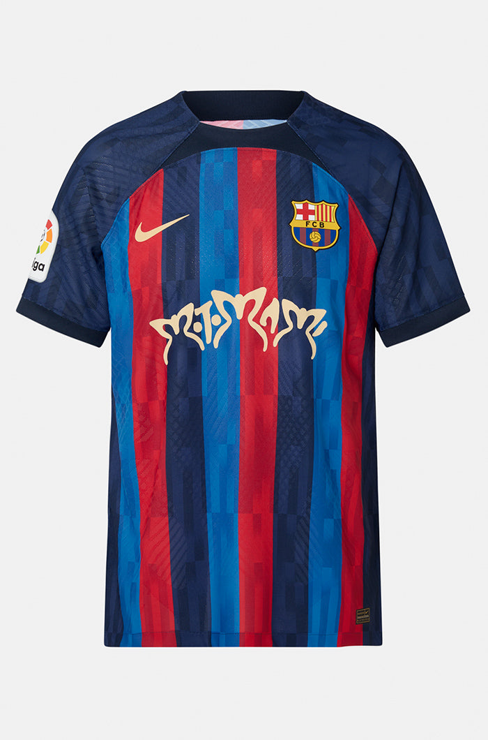 Camiseta Barcelona x Rosalia 2023 vista sobre fondo blanco