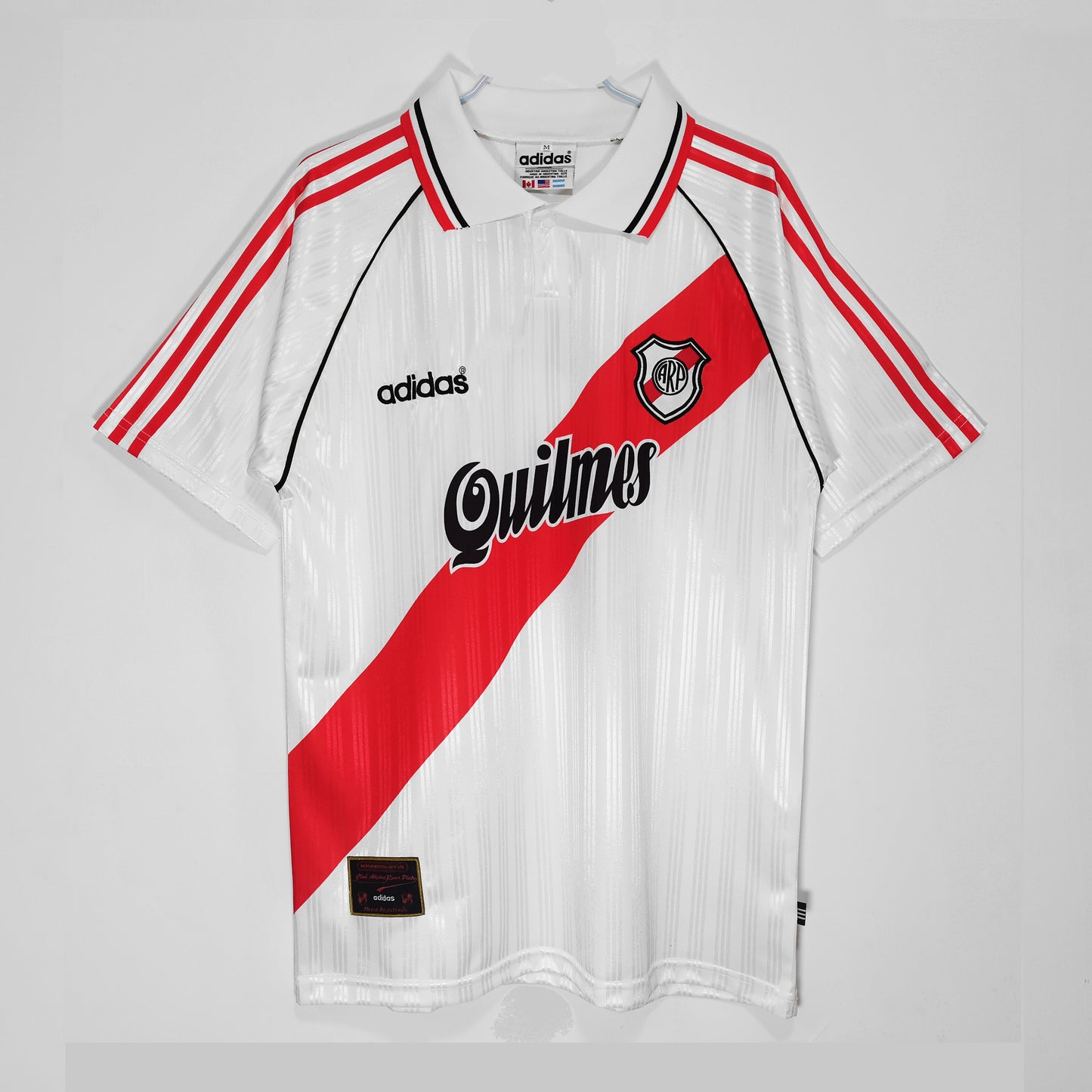 Camiseta River plate local Retro 1995/1996 vista sobre fondo blanco
