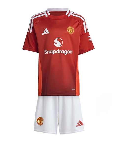 Camiseta + short Manchester United local 2024/2025 - NIÑOS vista sobre fondo blanco