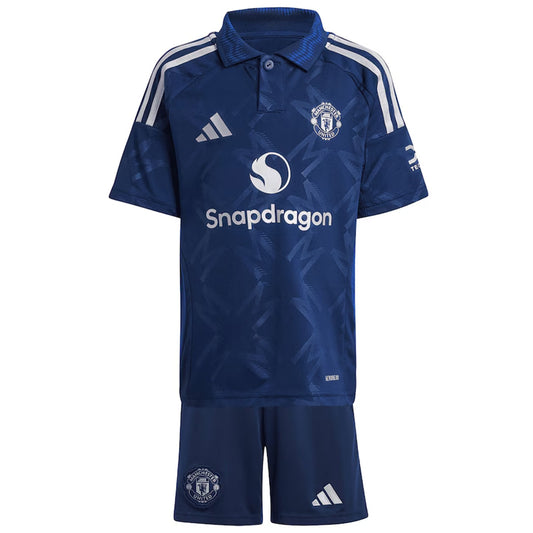 Camiseta + short Manchester United alternativo 2024/2025 - NIÑOS vista sobre fondo blanco