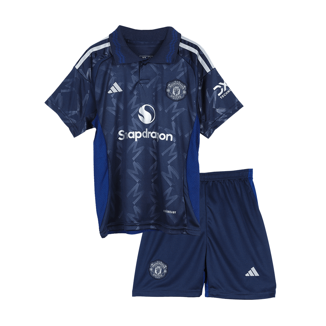 Camiseta + short Manchester United alternativo 2024/2025 - NIÑOS vista sobre fondo blanco