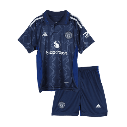 Camiseta + short Manchester United alternativo 2024/2025 - NIÑOS vista sobre fondo blanco