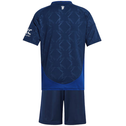 Camiseta + short Manchester United alternativo 2024/2025 - NIÑOS vista sobre fondo blanco