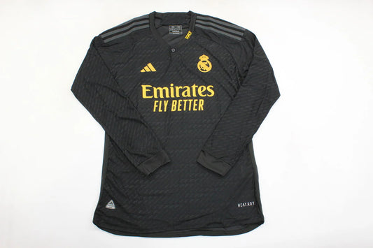 Camiseta Real Madrid tercera manga larga 2023/2024 vista sobre fondo blanco