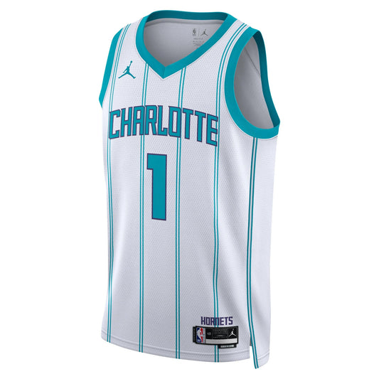 Camiseta Charlotte Hornets 2022/2023 vista sobre fondo blanco