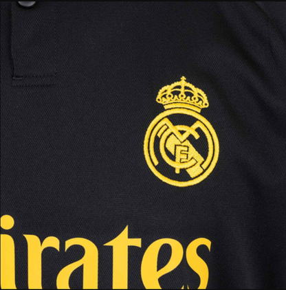 Camiseta Real Madrid tercera 2023/2024 vista sobre fondo blanco